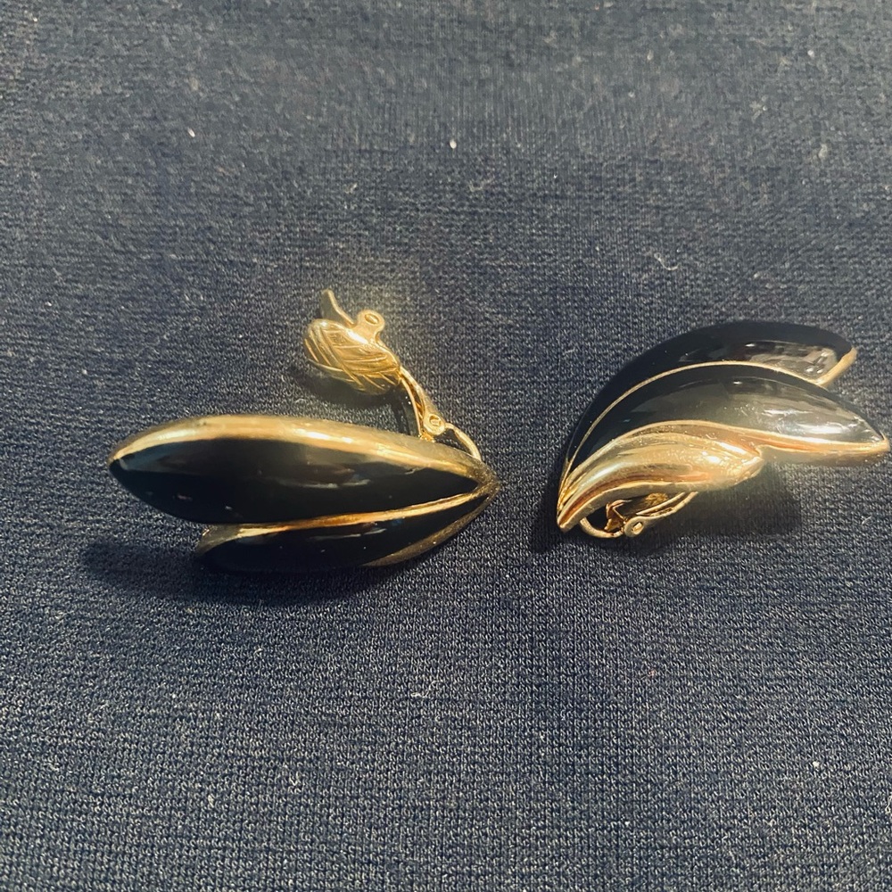 Vintage Trifari Elegant Black and Gold Earrings